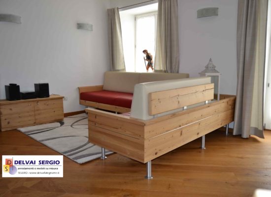 1. Soggiorno con divano in legno - Mobili su misura Delvai Sergio Val di Fiemme